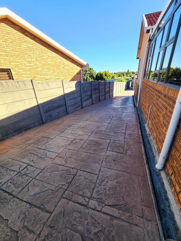 5 Bedroom Property for Sale in Amanda Glen Western Cape